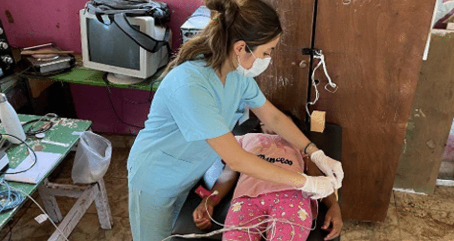 Enfermera atendiendo una niña